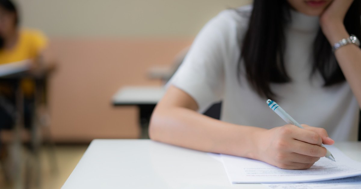 Elevii din clasele a XII-a și a XIII-a, înscriși la formele de învățământ seral sau cu frecvență redusă, au sustinut luni prima probă a simulării Bacalaureatului 2026, proba scrisă la limba și literatura română