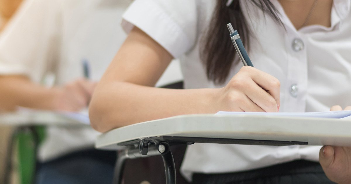 Elevii de liceu înscriși la cele două angrenaje de învățământ – filiera teoretică și cea vocațională – au susținut marți, 24 martie, simularea examenului de Bacalaureat pentru anul 2026, judecată după testul de matematică