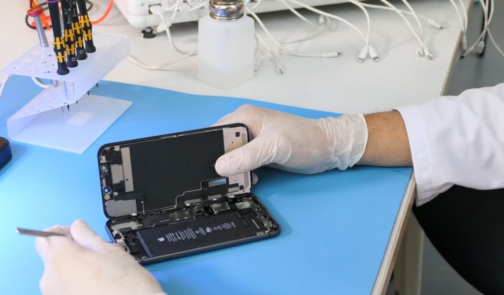 Piața telefoanelor recondiționate din Europa înregistrează o creștere semnificativă, confirmând o tendință de schimbare în comportamentul consumatorilor, dornici de alternative mai accesibile și sustenabile