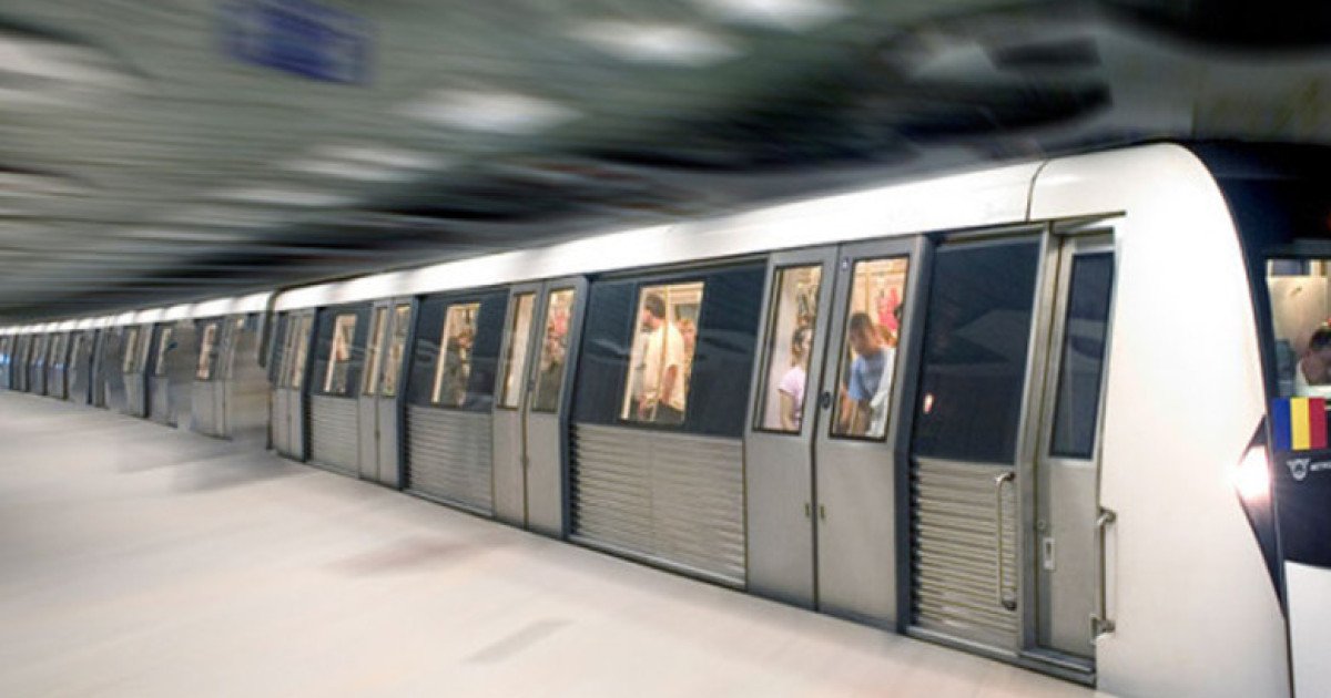 Tragedie la metroul din București: un tânăr de 22 de ani și-a pierdut viața după ce a fost lovit de tren la stația Piața Unirii 2 Un incident grav s-a petrecut joi după-amiază la stația de metrou Piața Unirii 2 din Capitală, având drept victimă un tânăr de doar 22 de ani, care a fost lovit mortal de tren în momentul în care intra în stație