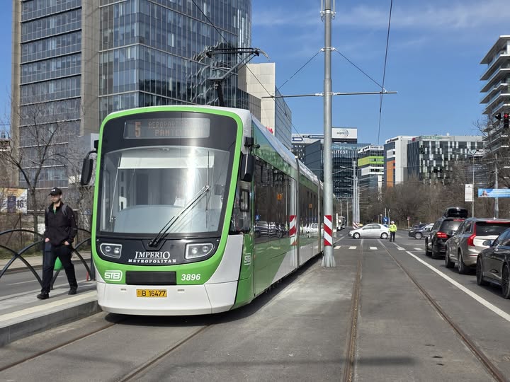 Tramvaiul 5 revine în trafic după o pauză de doi ani, legând nordul de estul Capitalei După o așteptare îndelungată, punctul de interes al transportului public bucureștean a fost reactivat: tramvaiul 5 începe din duminica aceasta să circule din nou pe traseul care leagă Aeroportul Băneasa de zona Pantelimon