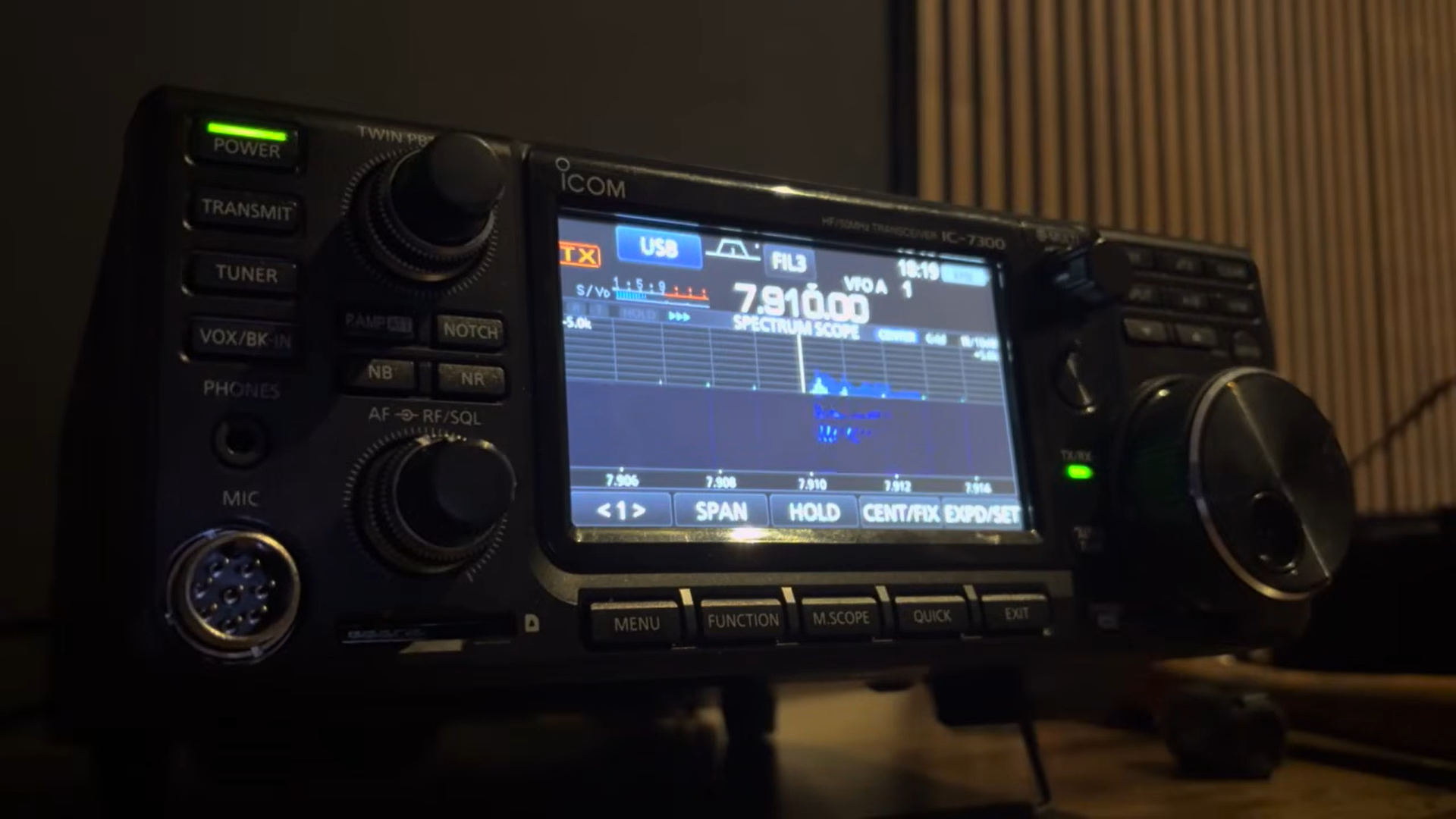 Radioamatorii din România și grupul Priyom detectează stații de numere cu mesaje codate în limba persană Fenomenul transmisiunilor misterioase de pe frecvențe radio, identificate recent de radioamatorii din cadrul grupului Priyom, a atras atenția atât în România, cât și peste hotare