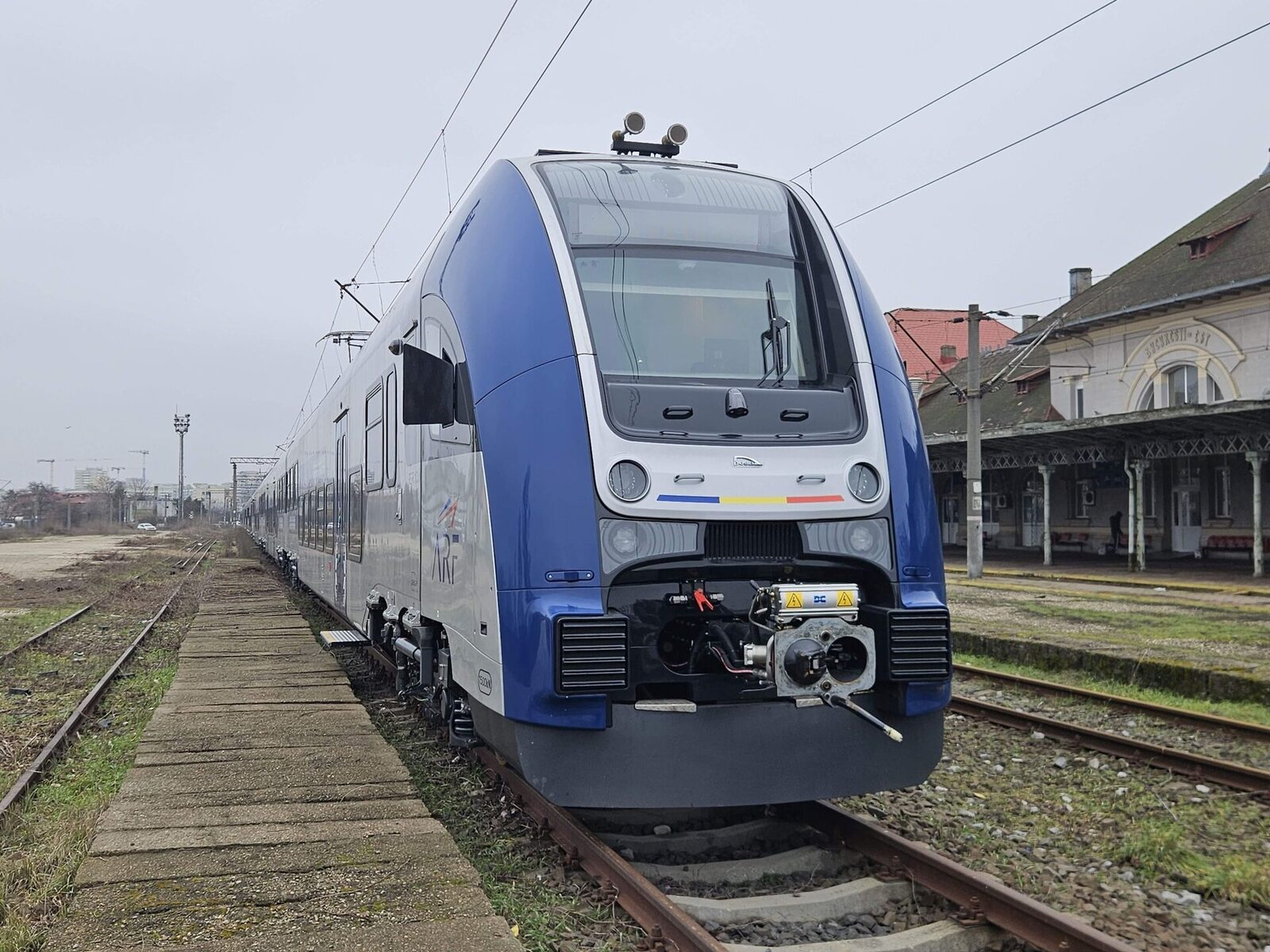 Transportul feroviar din România se află într-un moment de așteptare, după ce în ultimele nouă luni, o serie de trenuri moderne provenite din Polonia au fost aduse pe șinele locale