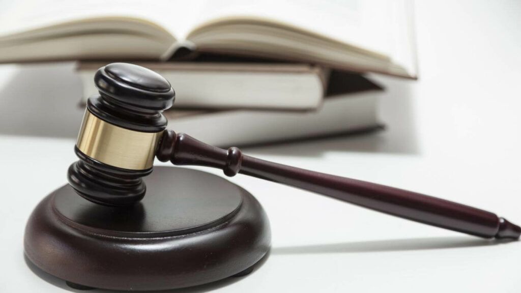 Judecătoria Fetești a înregistrat un moment istoric în istoria justiției române, pronunțând o hotărâre fără precedent pentru sistemul național: un bărbat a fost condamnat la 2 ani și 5 luni de închisoare cu executare pentru agresarea unui medic aflat în timpul serviciului