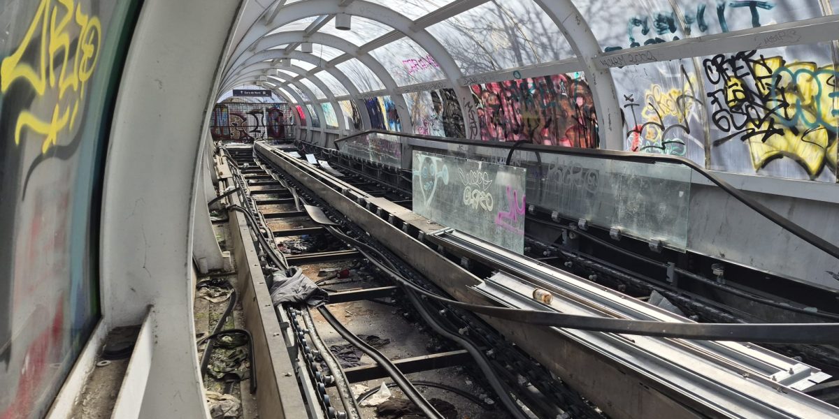 Starea alarmantă a trotuarului rulant de la Gara de Nord, un simbol al modernizării din urmă cu aproape un deceniu, ridică semne de întrebare despre buna gestionare a investițiilor publice în infrastructura capitalei noastre