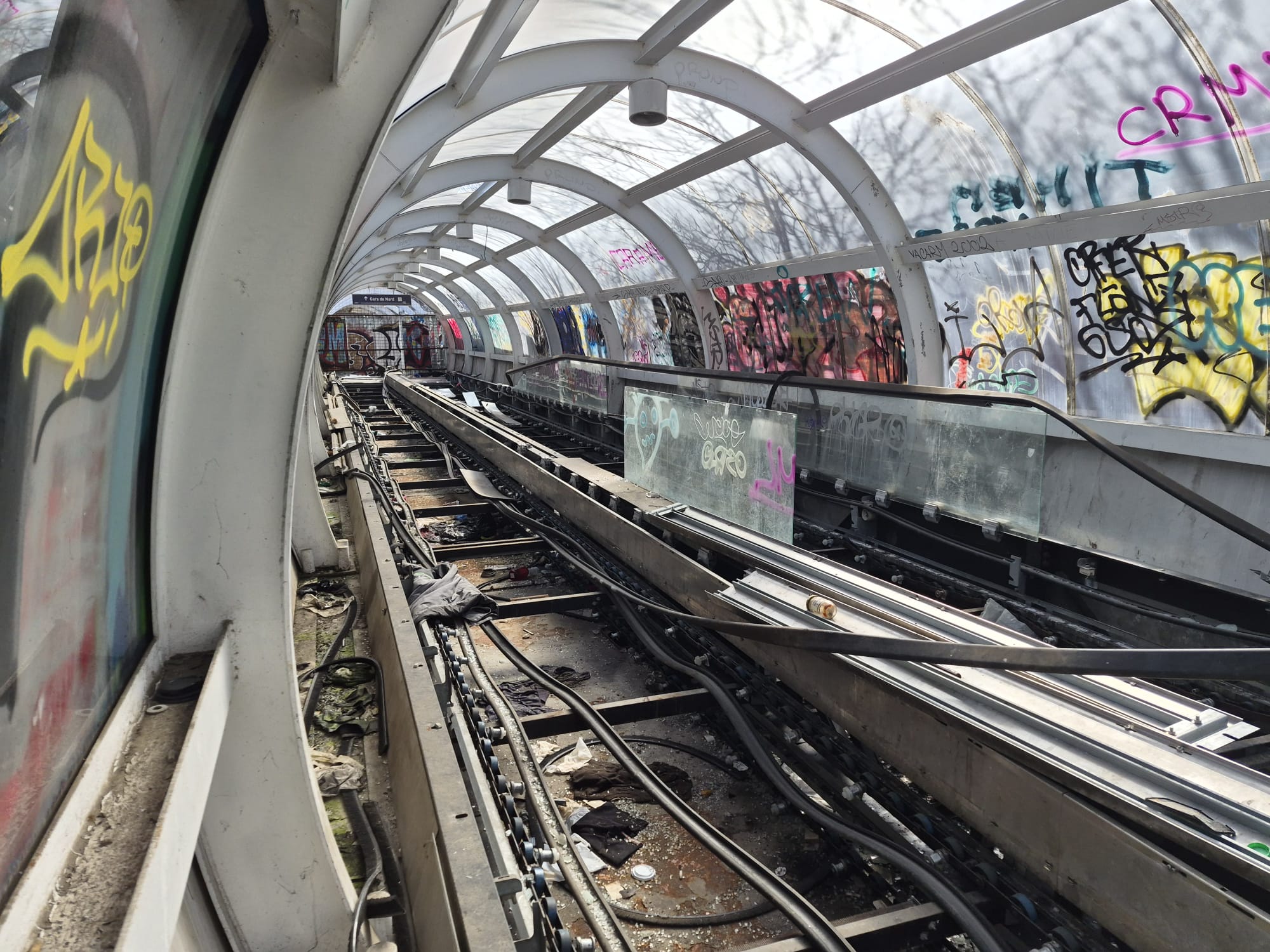 Starea alarmantă a trotuarului rulant de la Gara de Nord, un simbol al modernizării din urmă cu aproape un deceniu, ridică semne de întrebare despre buna gestionare a investițiilor publice în infrastructura capitalei noastre