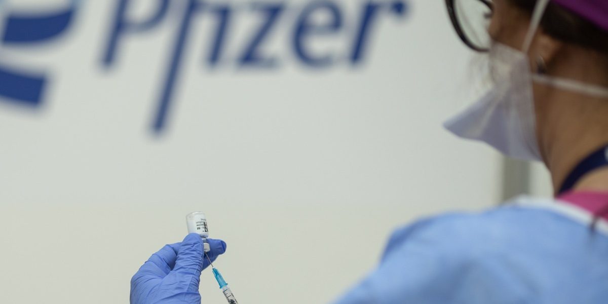 Instanțele europene ar putea decide până la finalul lunii martie dacă România, Polonia și Ungaria trebuie să plătească companiilor Pfizer și BioNTech miliarde de euro pentru vaccinurile anti-COVID comandate în pandemie, dar pe care nu le mai folosesc