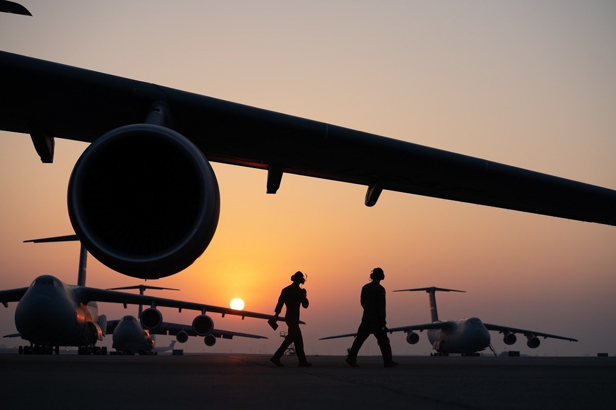 Un avion militar american s-a prăbușit joi în vestul Irakului, provocând o reacție rapidă din partea forțelor militare și având potențiale implicații în stabilitatea regiunii