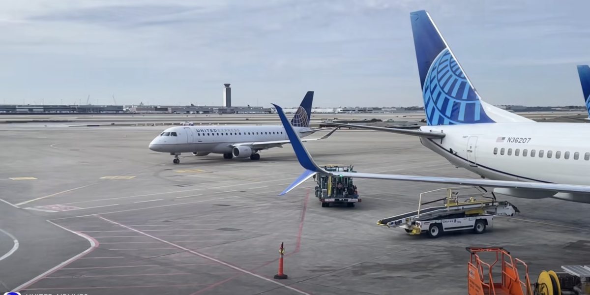 Compania aeriană United Airlines pregătește pasagerii pentru creșteri semnificative de prețuri și reducerea capacității de zbor Tensiunile din sectorul aviatic mondial se amplifică, după anunțul făcut de United Airlines, una dintre cele mai importante companii aeriene din Statele Unite