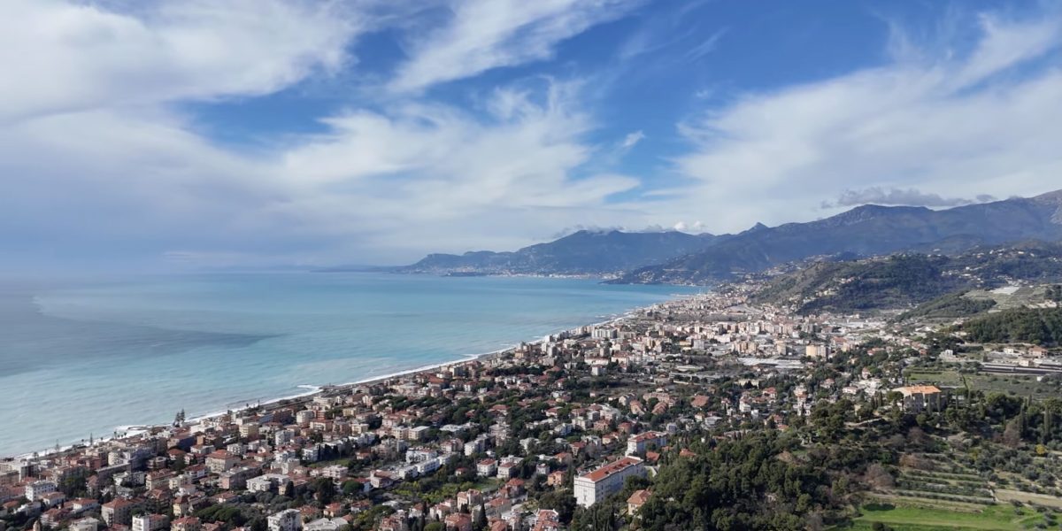 Vallecrosia devine Vallecrosia al Mare: decizie istorică a locuitorilor italieni pentru promovarea turismului Orașul italian Vallecrosia, cunoscut anterior pentru farmecul său de pe Riviera Ligurică, a făcut un pas simbolic, dar plin de semnificații, pentru a-și revitaliza industria turistică și a atrage mai eficient vizitatori: locuitorii au votat, printr-un referendum, schimbarea numelui orașului în Vallecrosia al Mare