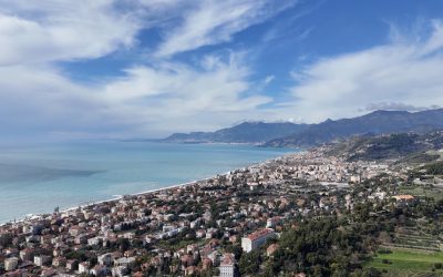 Vallecrosia devine Vallecrosia al Mare: decizie istorică a locuitorilor italieni pentru promovarea turismului Orașul italian Vallecrosia, cunoscut anterior pentru farmecul său de pe Riviera Ligurică, a făcut un pas simbolic, dar plin de semnificații, pentru a-și revitaliza industria turistică și a atrage mai eficient vizitatori: locuitorii au votat, printr-un referendum, schimbarea numelui orașului în Vallecrosia al Mare