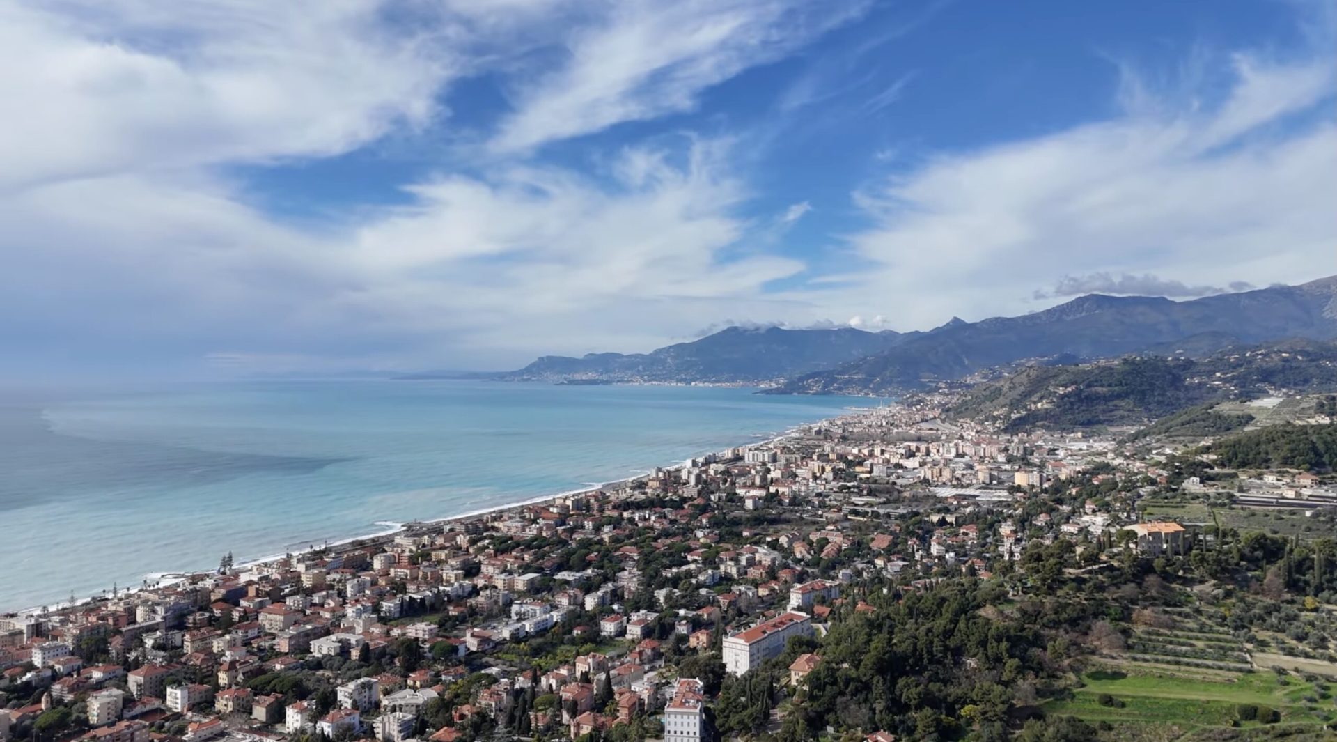 Vallecrosia devine Vallecrosia al Mare: decizie istorică a locuitorilor italieni pentru promovarea turismului Orașul italian Vallecrosia, cunoscut anterior pentru farmecul său de pe Riviera Ligurică, a făcut un pas simbolic, dar plin de semnificații, pentru a-și revitaliza industria turistică și a atrage mai eficient vizitatori: locuitorii au votat, printr-un referendum, schimbarea numelui orașului în Vallecrosia al Mare