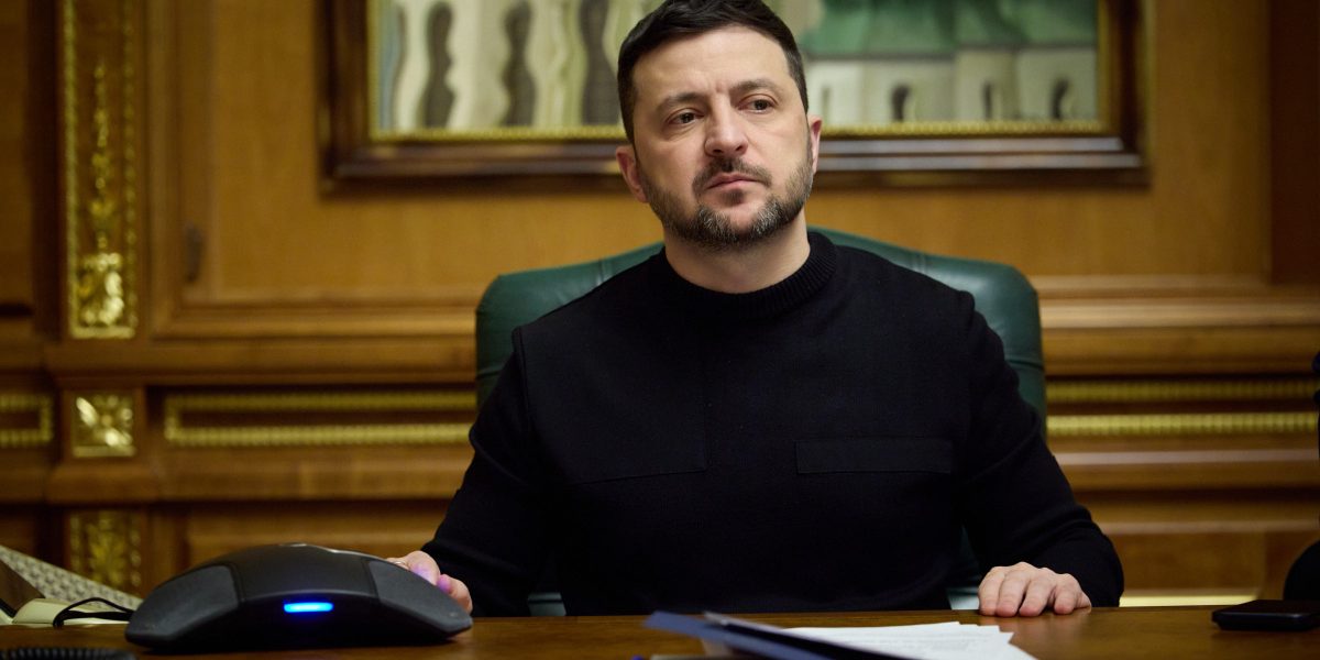 Președintele Ucrainei, Volodimir Zelenski, a făcut un apel către Uniunea Europeană pentru a pregăti un “plan B” de sprijin financiar, în contextul blocajului asupra unui ajutor vital destinat Kievului