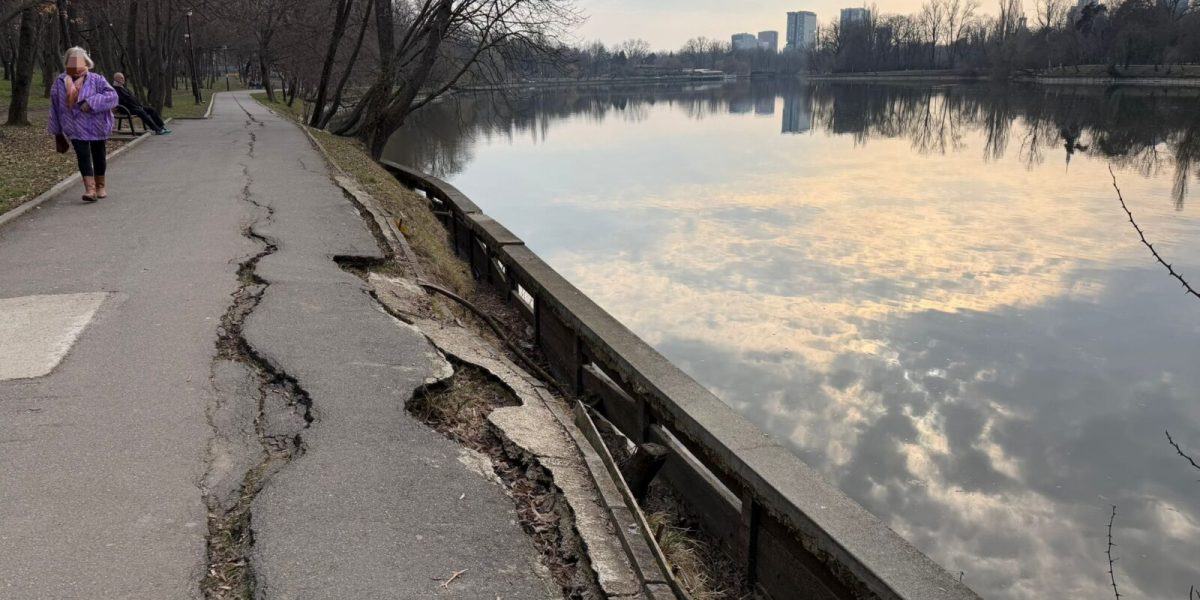 Primăria Capitalei anunță noi lucrări de consolidare a malurilor lacului Herăstrău, după acuzațiile privind reparații superficiale în trecut După mai multe dezvăluiri despre cheltuieli nejustificate și lucrări superficial realizate în Parcul Herăstrău, administrația locală condusă de primarul Ciprian Ciucu pregătește acum demararea unor ample intervenții pentru consolidarea malurilor lacului