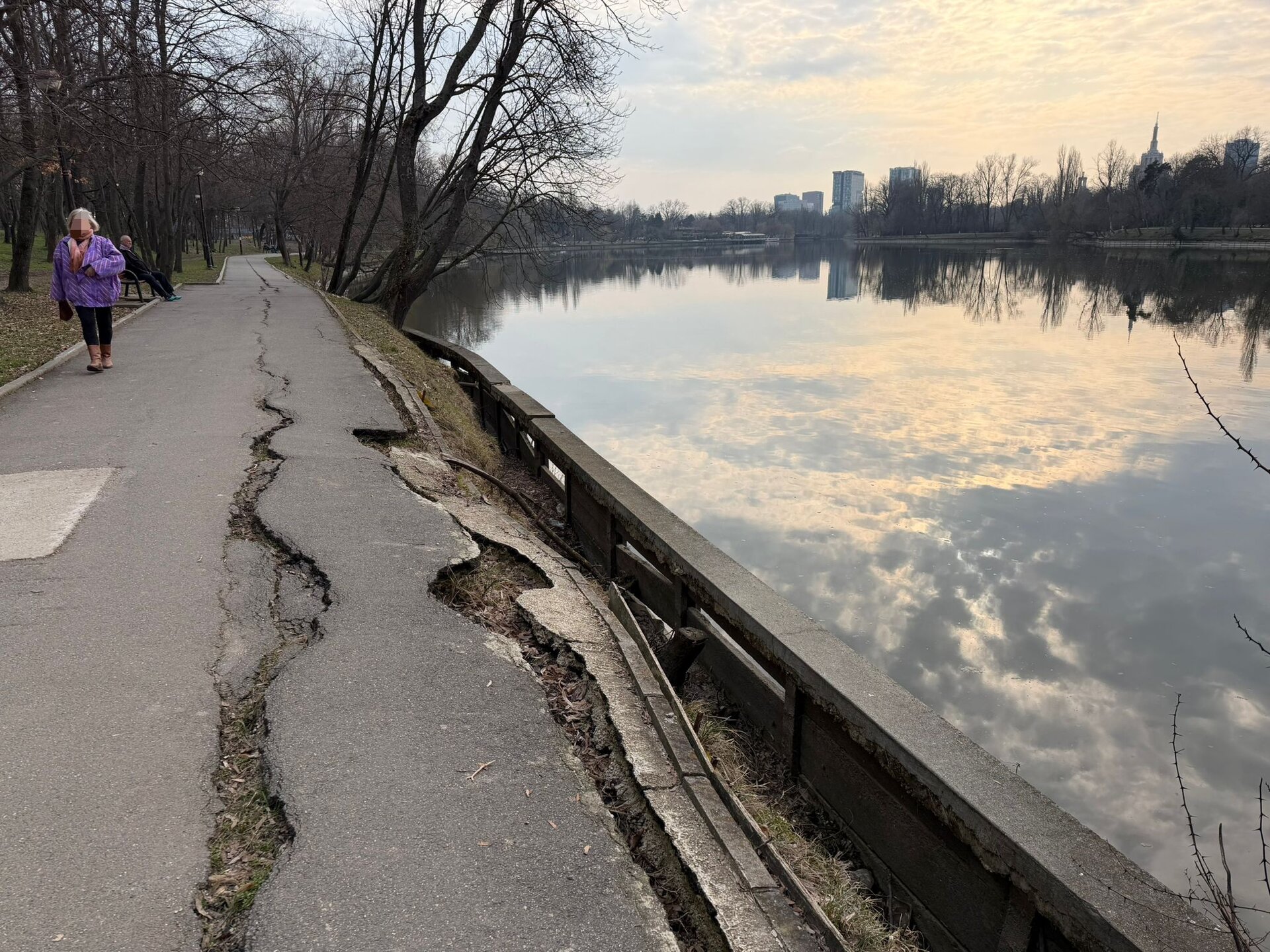 Primăria Capitalei a alocat aproape 2 milioane de euro pentru reabilitarea aleilor dintr-un mic, dar simbolic important, petic din Parcul Regele Mihai I, cunoscut mai ales ca Herăstrău