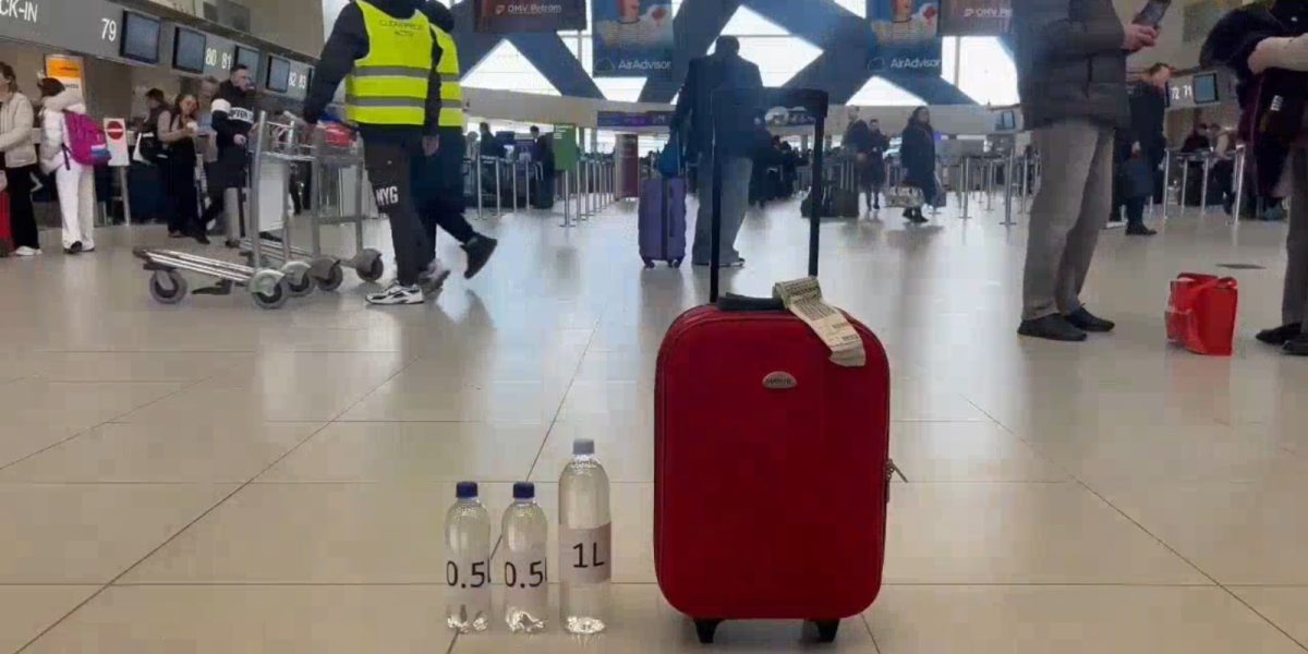 Aeroporturile din București relaxează regulile privind transportul lichidelor în bagajele de cabină Încă de marți, 11 martie, pasagerii care tranzitează Aeroporturile „Henri Coandă” și „Băneasa” beneficiază de o măsură care va ușura considerabil controlul de securitate și confortul la îmbarcare