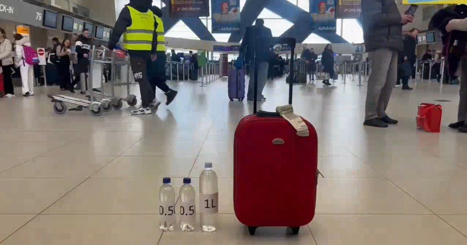 Aeroporturile din București relaxează regulile privind transportul lichidelor în bagajele de cabină Încă de marți, 11 martie, pasagerii care tranzitează Aeroporturile „Henri Coandă” și „Băneasa” beneficiază de o măsură care va ușura considerabil controlul de securitate și confortul la îmbarcare