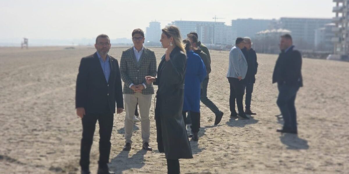 Ministra Mediului face verificări la Năvodari privind construcția ilegală pe plajă Vineri, ministrul Mediului, Diana Buzoianu, a efectuat un control pe jos pe plaja din Năvodari, acolo unde autoritățile locale, conduse de primarul Florin Chelaru (PSD), intenționează să amenajeze o parcare
