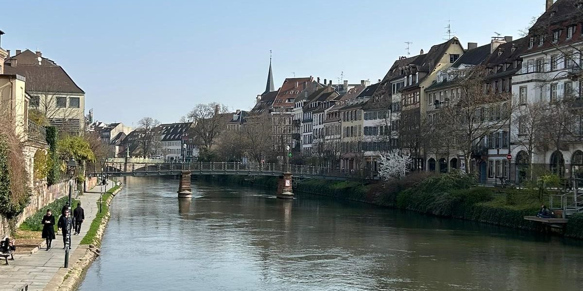 Strasbourg, un oraș cu patrimoniu UNESCO și atmosferă de basm, a oferit în cele patru zile petrecute acolo o experiență care contrastează profund cu agitația cotidiană a Bucureștiului