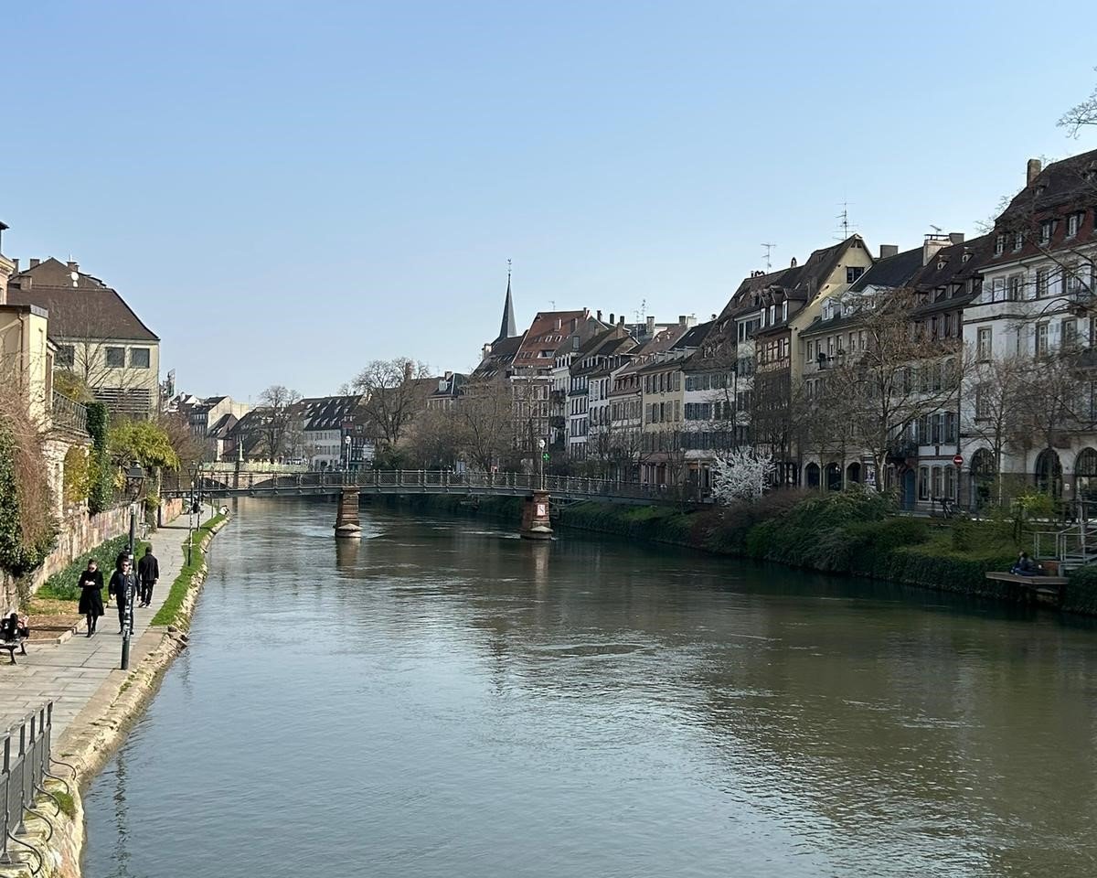 Strasbourg, un oraș cu patrimoniu UNESCO și atmosferă de basm, a oferit în cele patru zile petrecute acolo o experiență care contrastează profund cu agitația cotidiană a Bucureștiului