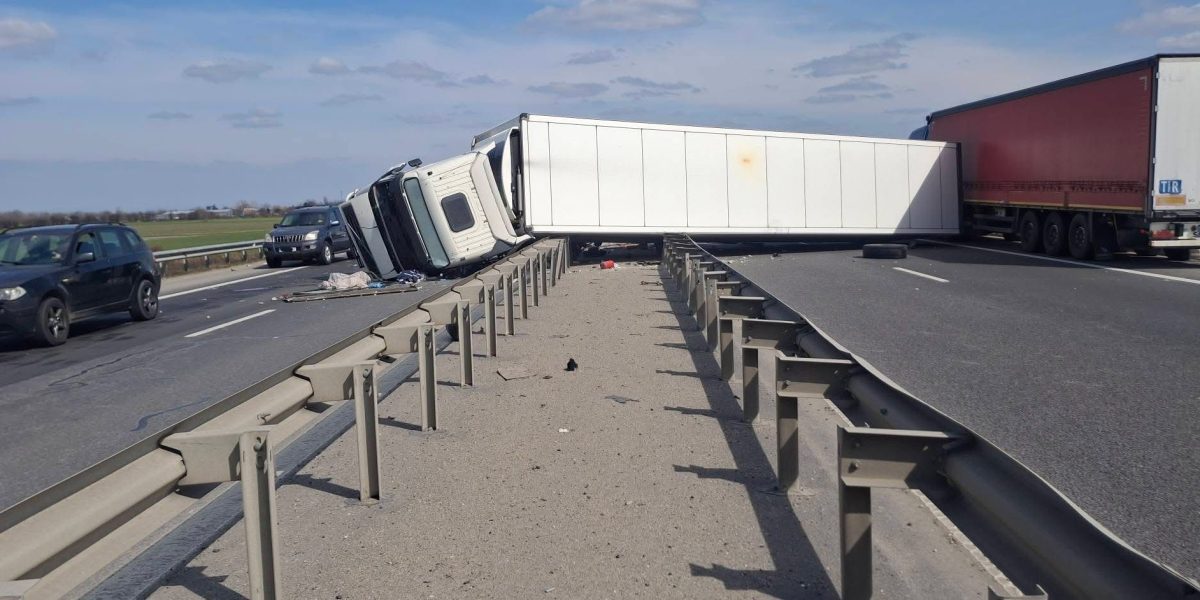 TIR răsturnat pe A3, traficul blocat pe ambele sensuri