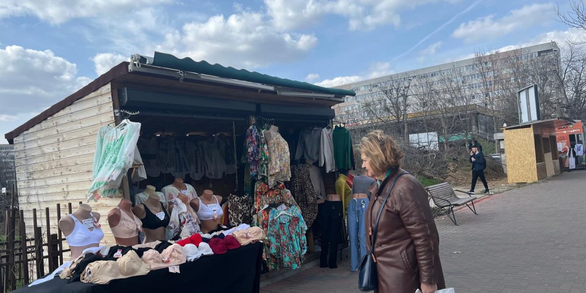 Expansiunea comerțului stradal în zona Parcului IOR: de la tarabe cu haine la promisiuni de proiecte pentru cetățeni Zona Parcului IOR, cunoscută pentru spațiul său verde și pentru agitația cotidiană a bucureștenilor, devine tot mai aglomerată și mai diversificată în ceea ce privește comerțul stradal