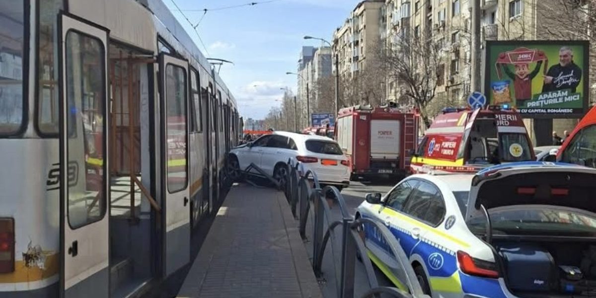 Accident grav pe bulevardul Octavian Goga din București: o mașină a intrat într-un refugiu de tramvai, rănind două persoane Imagini șocante din Capitală, după ce un incident rutier spectaculos a dus la blocarea temporară a circulației tramvaielor pe liniile 23 și 27