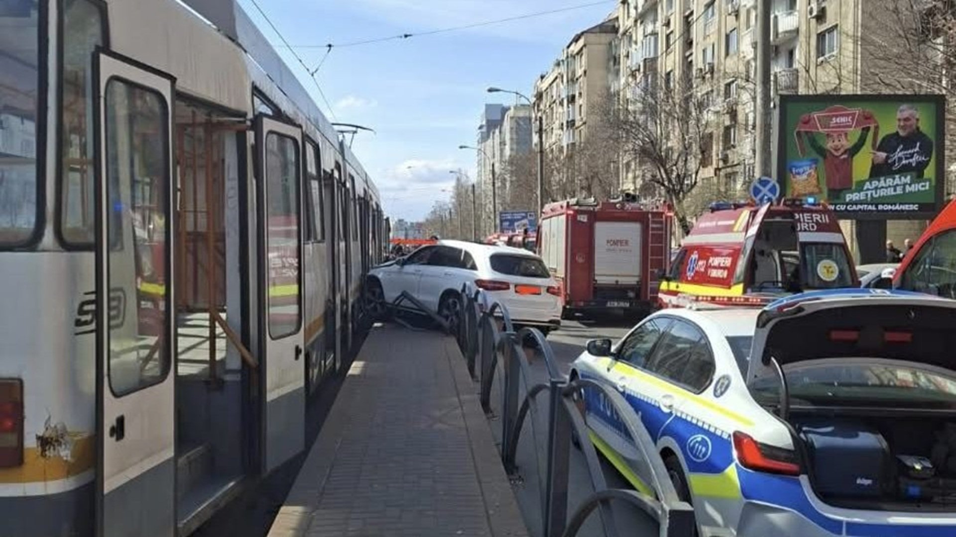 Accident grav pe bulevardul Octavian Goga din București: o mașină a intrat într-un refugiu de tramvai, rănind două persoane Imagini șocante din Capitală, după ce un incident rutier spectaculos a dus la blocarea temporară a circulației tramvaielor pe liniile 23 și 27