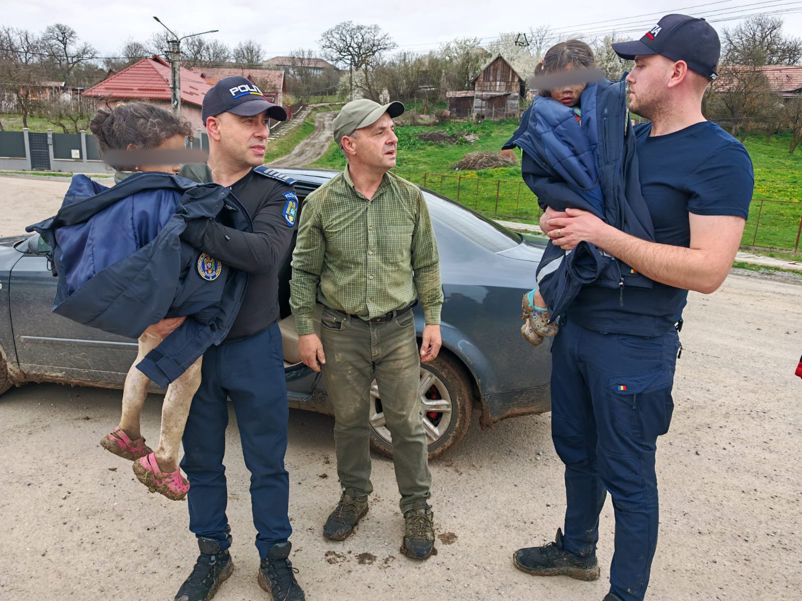 Două fetițe de 4 și 5 ani, dispărute din curtea unei locuințe din municipiul Târnăveni, județul Mureș, au fost găsite în siguranță după mai multe ore de căutări intense