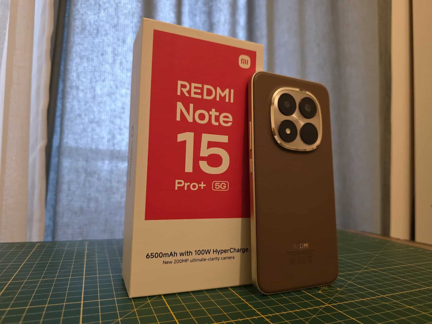 Xiaomi, deși aspiră să își plaseze seria Ultra ca fiind exclusivistă și premium, încă se bazează masiv pe segmentul de telefoane de gama medie, unde brandul Redmi continuă să își confirme poziția de lider al vânzărilor