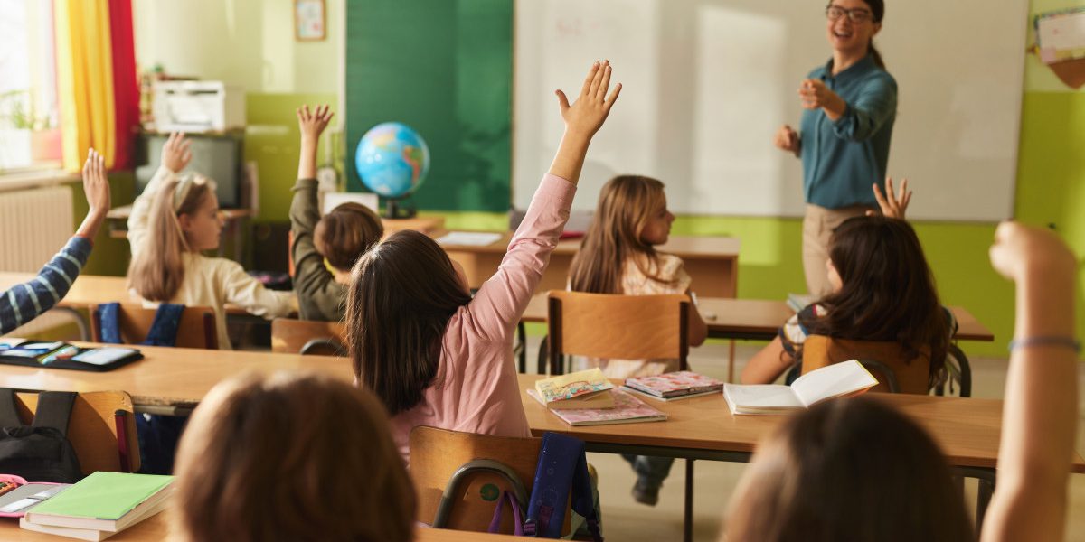 Elevii din întreaga țară vor începe vancanța de primăvară în perioada Paștelui ortodox din 2026, fiind, astfel, liberi de cursuri între 4 și 14 aprilie