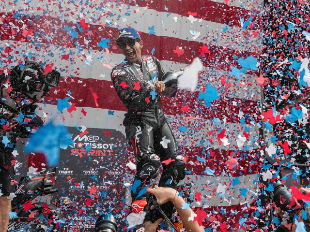 Jorge Martin, noul stăpân al circuitului de la Austin, devine liderul mondial în MotoGP Într-o zi de neuitat pentru fanii moto, spaniolul Jorge Martin a reușit o performanță remarcabilă la Marele Premiu al Statelor Unite, obținând a doua victorie din carieră în cea mai competitivă și spectaculoasă competiție automobilistică pe două roți