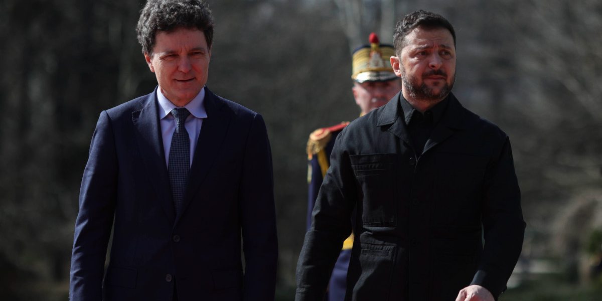 Nicușor Dan și Volodimir Zelenski discuta despre sprijinul româno-ucrainean în contextul războiului din Europa de Est Președintele României, Nicușor Dan, a găzduit vineri la Palatul Cotroceni o conferință de presă comună cu omologul său ucrainean, Volodimir Zelenski, marcând astfel un moment deosebit în relațiile bilaterale și în strategia de sprijin pentru Ucraina, în plină criză declanșată de invazia rusă