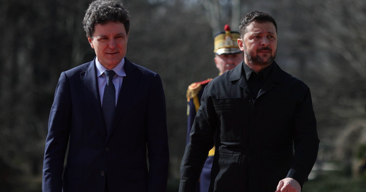 Nicușor Dan și Volodimir Zelenski discuta despre sprijinul româno-ucrainean în contextul războiului din Europa de Est Președintele României, Nicușor Dan, a găzduit vineri la Palatul Cotroceni o conferință de presă comună cu omologul său ucrainean, Volodimir Zelenski, marcând astfel un moment deosebit în relațiile bilaterale și în strategia de sprijin pentru Ucraina, în plină criză declanșată de invazia rusă