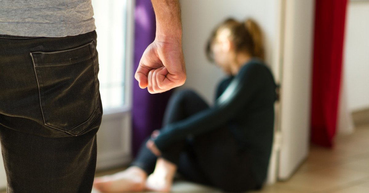 Proiect de lege propune acordarea a 10 zile de concediu plătit pentru victimele violenței domestice O inițiativă legislativă recent depusă la Parlament aduce în dezbatere un nou drept pentru angajați aflați în situații vulnerabile: posibilitatea de a beneficia de 10 zile de concediu plătit în cazul în care sunt victimele violenței domestice, infracțiunilor de viol sau agresiunilor sexuale, sau dacă au în grijă copii minori victime ale acestor acte