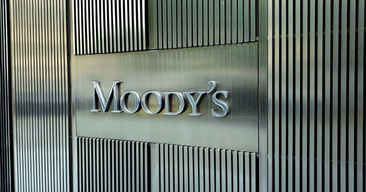 Moody’s menține ratingul României la Baa3, dar anunță o perspectivă negativă Agenția de evaluare financiară Moody’s Ratings a finalizat recent o analiză a perspectivelor economice și sectorului de credit al României, menținând ratingul pe termen lung la Baa3, dar având în vedere o perspectivă “negativă”