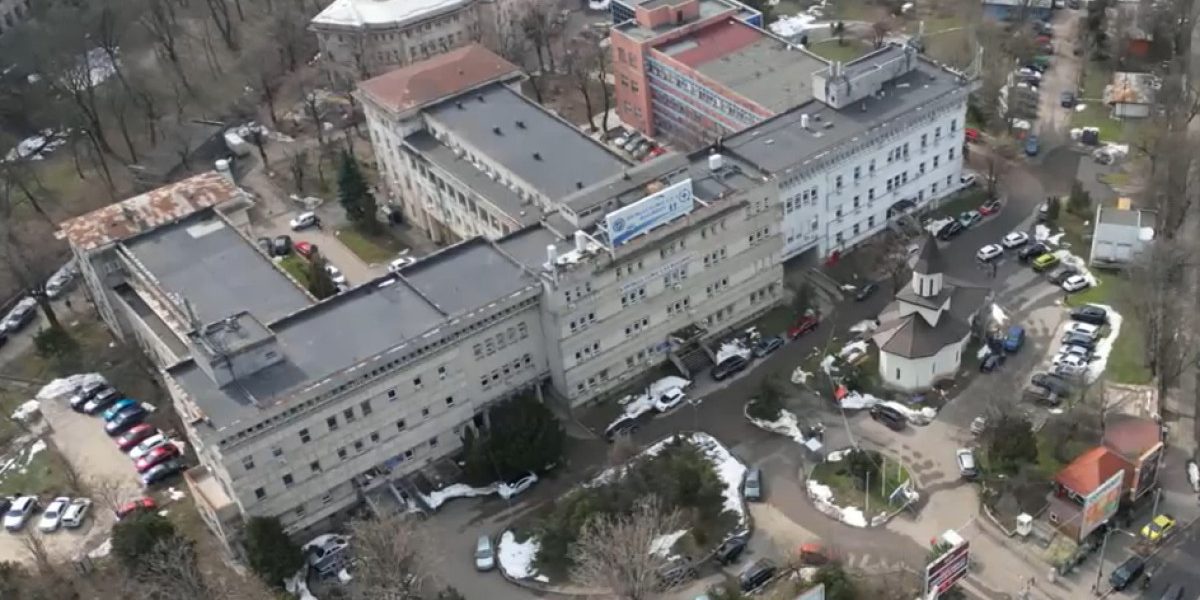 Constructia Spitalului CF2 din București: o istorie de glorie și declin La începutul anilor 1940, pe o perioadă de intensificare a modernizării infrastructurii medicale și a celui de-al Doilea Război Mondial, în Capitală a fost începută construirea Spitalului CF2, o unitate destinată inițial angajaților din domeniul transporturilor