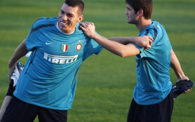 Un fost jucător român, cunoscut pentru influența sa în primii ani de carieră și pentru experiența sa în cele mai importante competiții europene, și-a confirmat statutul de fotbalist de valoare, după ce a câștigat împreună cu Il Lucian, la Inter Milano, o „tripla” istorică, alături de o legendă a clubului și a naționalei României: Cristian Chivu