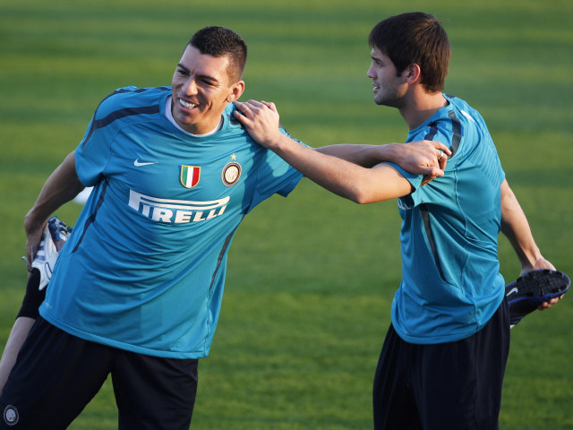 Un fost jucător român, cunoscut pentru influența sa în primii ani de carieră și pentru experiența sa în cele mai importante competiții europene, și-a confirmat statutul de fotbalist de valoare, după ce a câștigat împreună cu Il Lucian, la Inter Milano, o „tripla” istorică, alături de o legendă a clubului și a naționalei României: Cristian Chivu