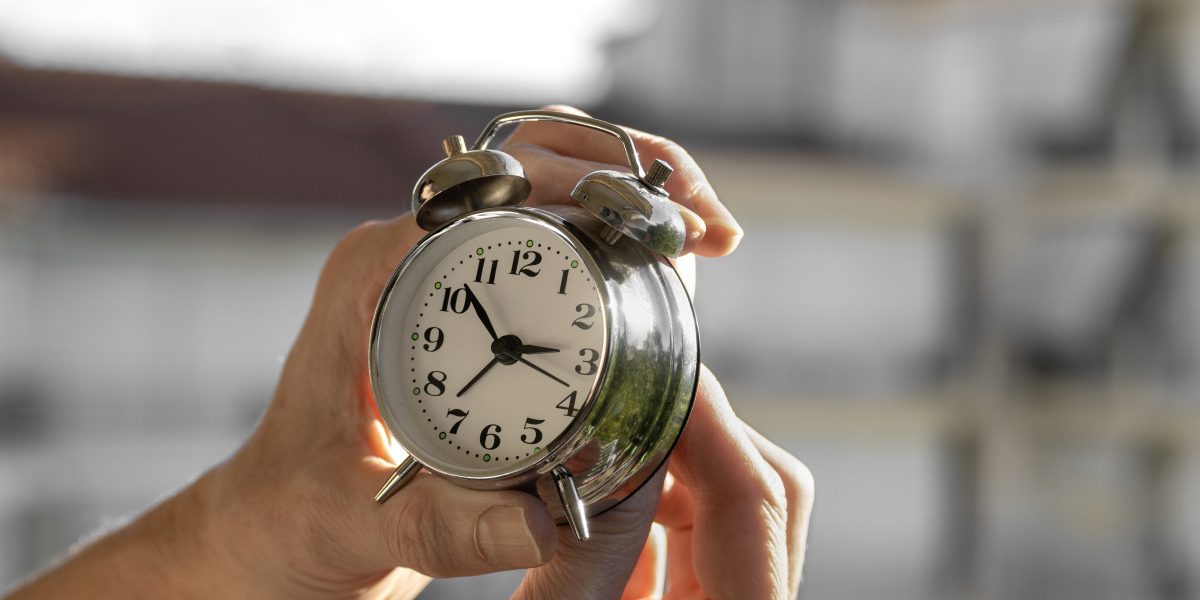 România trece în acest weekend la ora de vară, schimbare programată pentru noaptea de 28 spre 29 martie 2026, când ceasurile vor fi date înainte cu o oră, astfel că ora 03:00 va deveni ora 04:00