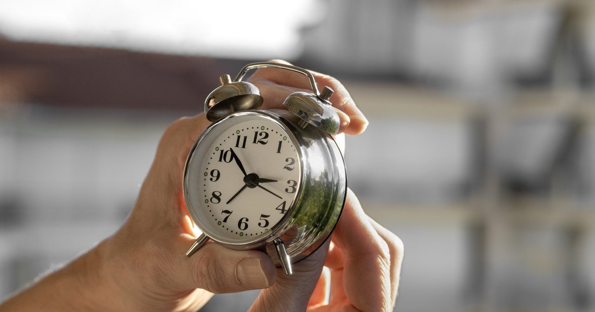 România trece în acest weekend la ora de vară, schimbare programată pentru noaptea de 28 spre 29 martie 2026, când ceasurile vor fi date înainte cu o oră, astfel că ora 03:00 va deveni ora 04:00