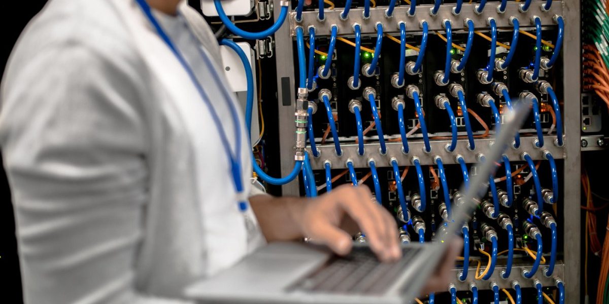 Gigantii AI angajează experți în arme și explozibili pentru a gestiona riscurile de utilizare abuzivă Pe măsură ce tehnologia inteligenței artificiale devine tot mai avansată și integrată în diverse domenii, preocupările legate de posibilele amenințări generate de acestea crește exponențial