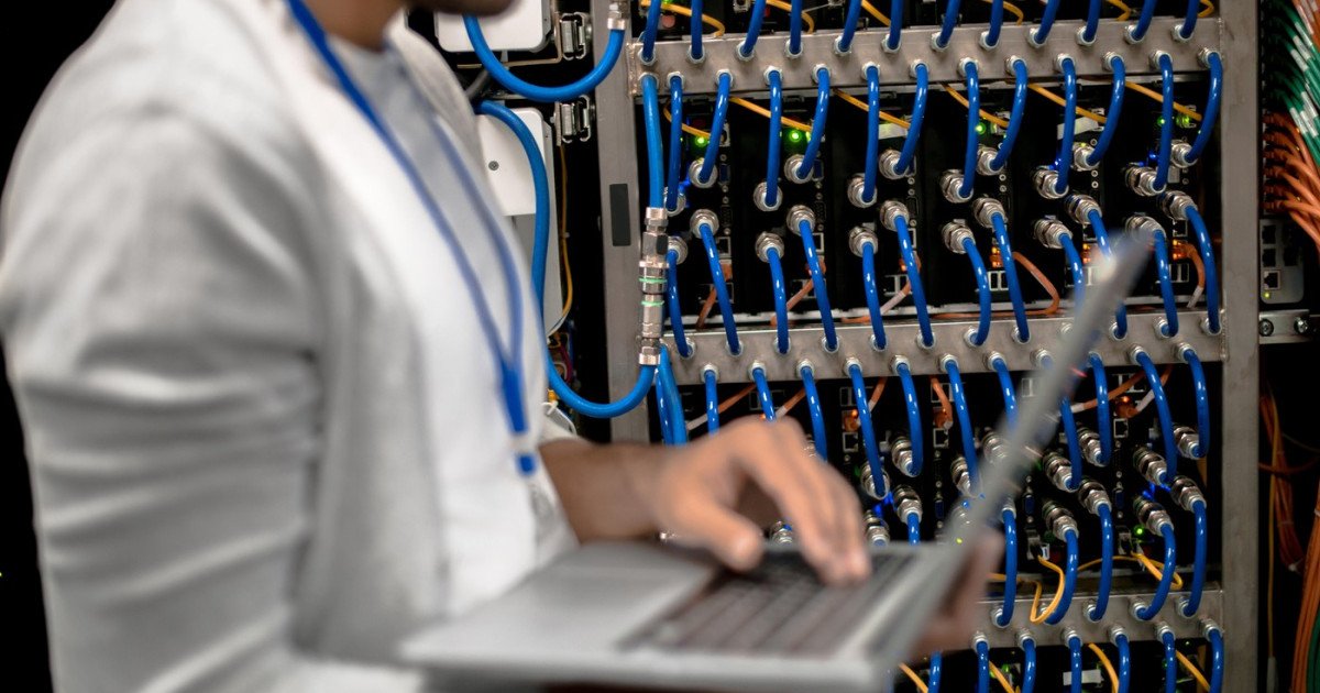 Gigantii AI angajează experți în arme și explozibili pentru a gestiona riscurile de utilizare abuzivă Pe măsură ce tehnologia inteligenței artificiale devine tot mai avansată și integrată în diverse domenii, preocupările legate de posibilele amenințări generate de acestea crește exponențial