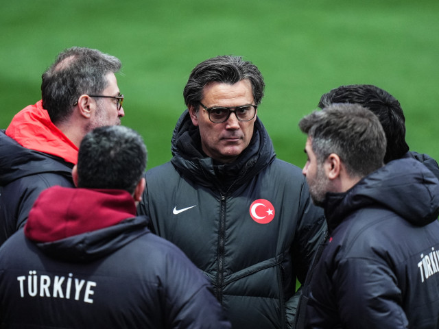 Vincenzo Montella, antrenorul naționalei de fotbal a Italiei, a fost surprins pregătind cu meticulozitate strategia pentru meciul crucial din preliminariile Euro 2024, programat să se dispute în Turcia