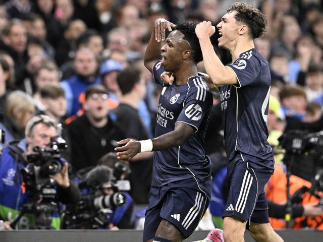 Vinicius Jr. a fost protagonistul unei seara memorabile în duelul dintre Real Madrid și Manchester City, în prima manșă a semifinalelor Champions League, terminată cu victoria oaspeților, scor 2-1. Cu toate că a marcate un gol spectaculos și a fost una dintre cele mai periculoase prezențe pe teren, tânărul brazilian a ales să nu execute penalty-ul câștigător, gest ce a stârnit admirație în rândul coechipierilor și fanilor. Un moment plin de simbolism și respect reciproc, care a ilustrat maturitatea și valorile ce însoțesc fenomenul Vinicius Jr