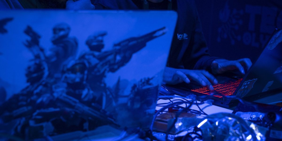 Războiul digital și tensiunile din Orientul Mijlociu: atacurile cibernetice devin arme strategice în conflictul cu Iranul Tensiunile dintre Iran și Statele Unite au depășit granițele tradiționale ale războiului, extinzându-se sanctuarul conflictului în mediul digital