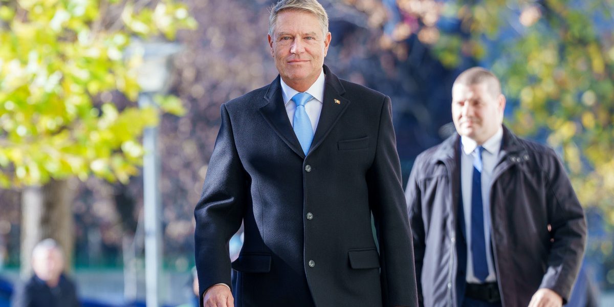 Fostul președinte Klaus Iohannis a participat duminică la slujba de Florii din centrul Sibiului, demonstrând că, după încheierea mandatului, rămâne implicat în evenimentele importante din orașul său natal