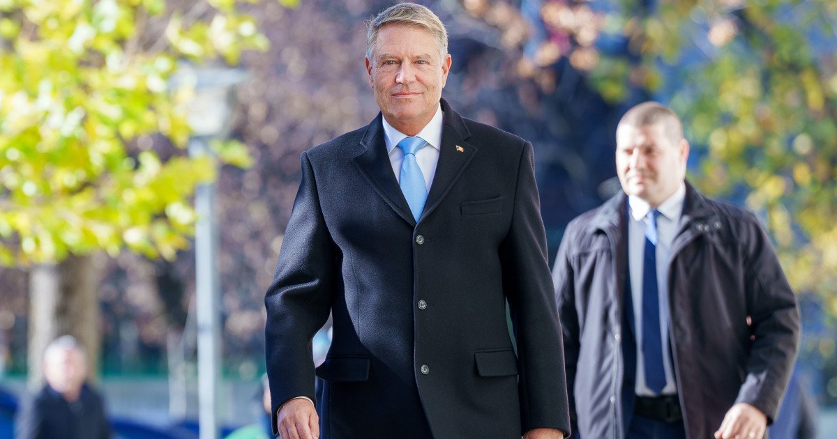 Fostul președinte Klaus Iohannis a participat duminică la slujba de Florii din centrul Sibiului, demonstrând că, după încheierea mandatului, rămâne implicat în evenimentele importante din orașul său natal
