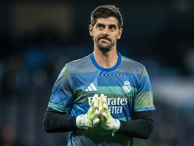 Probleme majore la Real Madrid: Courtois și lotul afectate în momente cheie ale sezonului În timpul meciului disputat miercuri seară între Manchester City și Real Madrid, portarul belgian Thibaut Courtois a fost schimbat la pauză după ce a acuzat probleme medicale