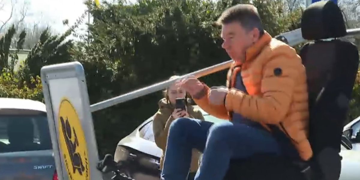 Șoferi fără centură testați cu simulatorul de impact: „Groaznic, mi-am rupt dinții”